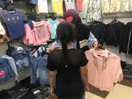  الطفلة هند حلمت بملابس العيد وإعمار منزل عائلتها .. وحملة "الأمل " تحقق امنيتها